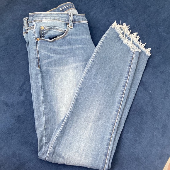 Articles of Society Frayed Raw Hem Jeans - Picture 3 of 9